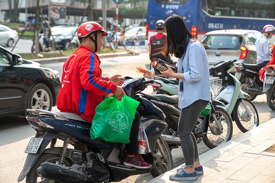 Một bức ảnh chụp tài xế Grab cùng một khách hàng.